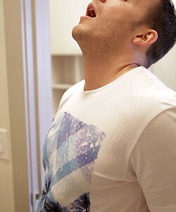 Молоденькая красотка ебется с парнем в чулках - фото