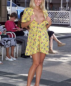 Кристина гуляет по улице в платье без трусиков и охотно показывает писечку