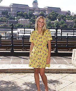 Кристина гуляет по улице в платье без трусиков и охотно показывает писечку