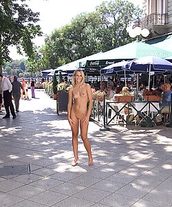 Кристина гуляет по улице в платье без трусиков и охотно показывает писечку