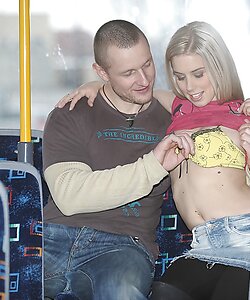 Секс в автобусе с красивой малышкой - порно фото