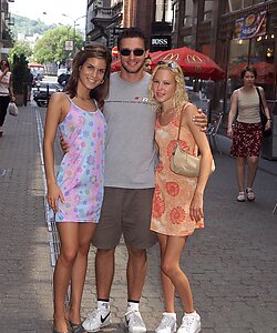 Красотка гуляет по людной улице голой - порно фото