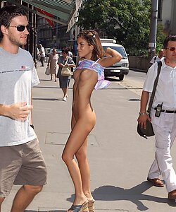Красотка гуляет по людной улице голой - порно фото