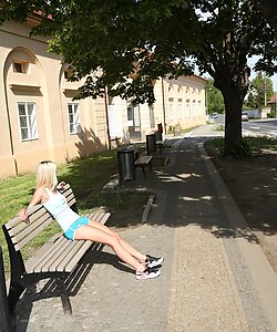 Секс в лесу со стройной красоткой Joleyn Burst - порно фото