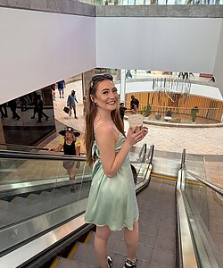 Sofie гуляет по парковке и светит киской