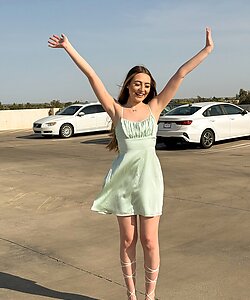 Sofie гуляет по парковке и светит киской