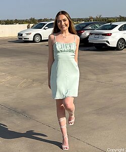 Sofie гуляет по парковке и светит киской