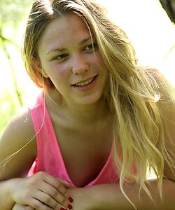 18 летня шлюха трахается в лесу на траве и кончает