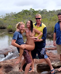 Фигуристая шлюха заигрывает с тремя парнями на отдыхе - секс фото