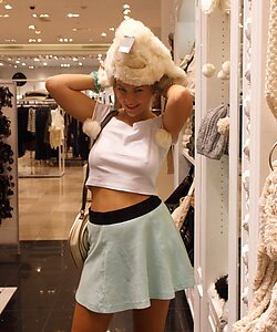 Русская девушка Таня Пенская ходит без трусиков по магазину