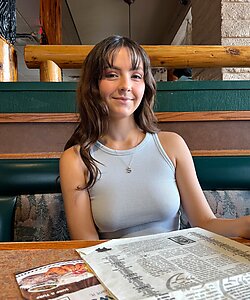 18 летняя студентка показывает киску на улице и в отеле - порно фото