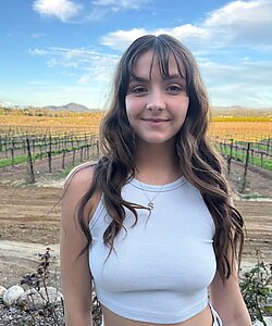 18 летняя студентка показывает киску на улице и в отеле - порно фото