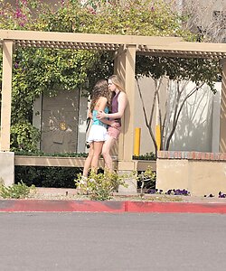 Две лезбухи Анна и Эмбер лижет друг дружке посреди улицы