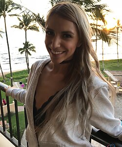 Аматорка на отдыхе позирует без трусиков