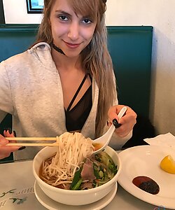 Аматорка на отдыхе позирует без трусиков