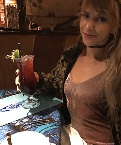 Аматорка на отдыхе позирует без трусиков