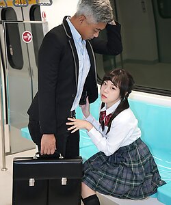Зрелый мужик трахает японскую школьницу в поезде