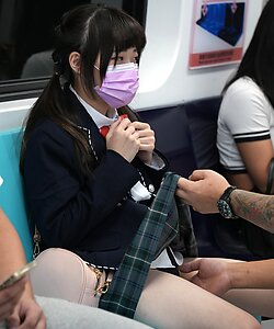 Зрелый мужик трахает японскую школьницу в поезде