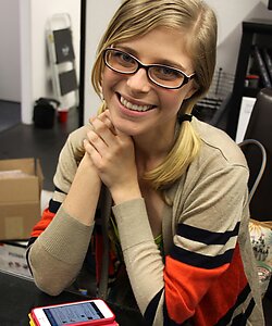 Жестко трахают в глотку Penny Pax - порно фото