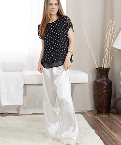 Молодая красотка Baby Doll позволяет массажисту присунуть ей в анал