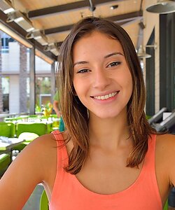 Молоденькая худышка Roxanna светит пиздой на публике