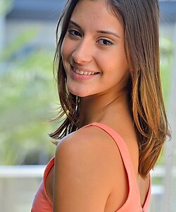 Молоденькая худышка Roxanna светит пиздой на публике